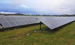 Große Solaranlagen auf freiflächen, wie hier am Gewerbegebiet Bredenborn, gibt es bereits in Marienmünster. Neue sollen vorerst aber nicht mehr genehmigt werden. - Madita Schellenberg