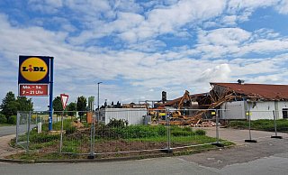 Das Dach ist schon angeknappert – in wenigen Tagen wird der Lidl in Steinheim verschwunden sein. - Madita Schellenberg