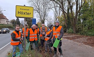Am Pendlerparkplatz an der B64 in Höxter haben die Mitglieder des HVV rund 520 Blumenzwiebeln in die Erde gesetzt. - Verein