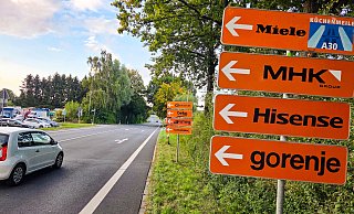Wohin soll es gehen? An den Straßen, wie hier in Herford, weisen seit kurzem zahlreiche Schilder auf die Küchenmeile hin. - Kathrin Weege