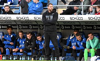 Trainer Mitch Kniat (Mitte) kann bei Arminia Bielefeld gegen den MSV Duisburg personell fast aus dem Vollem schöpfen. - IMAGO/Ulrich Hufnagel