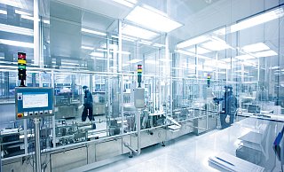Ein Blick in den Reinraum der Firma Gerresheimer in Bünde. 700 Angestellte arbeiten hier rund um die Uhr an medizinischen Produkten. - Gerresheimer