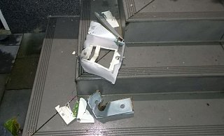 Einzelteile des Briefkasten flogen in Folge der Sprengung mehrere Meter weit durch die Luft. - Polizei Minden-Lübbecke