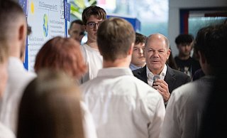 Bundeskanzler Olaf Scholz (SPD) im Gespräch mit Schülern in einem beruflichen Schulzentrum im baden-württembergischen Sindelfingen. - Marijan Murat/dpa