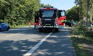 Ein VW Polo (r.) kam bei dem Unfall nach links von der Fahrbahn ab und landetet in einem Zaun, der zu der Anlage des Wasserski-Sees gehört.  - Feuerwehr Paderborn