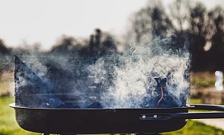 Ein Grillabend endet in Bielefeld tragisch - ein Mann ist bis schwer heute beeinträchtigt. Sein Bruder stand nun vor Gericht. - tookapic/Pixabay