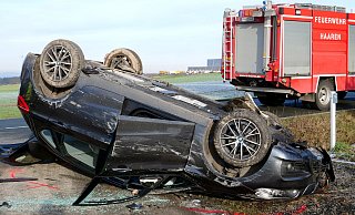 Bei einem Verkehrsunfall auf der Bürener Straße im Bad Wünnenberger Stadtteil Haaren war der verletzte Fahrer in seinem Wagen eingeschlossenen. - Ralph Meyer