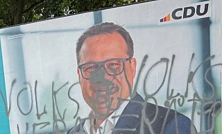 Wegen dieser Schmiererei ermittelt der Staatsschutz: Wahlplakat von Lars Bökenkröger (CDU) an der Kreuzung Bergkirchener Straße und Wulferdingsener Straße. - privat