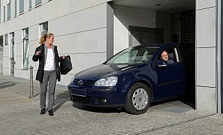 Ob man im Hiomeoffice oder im Büro einer Firma arbeitet, kann bei der Beurteilung von Wege-Unfällen einen Unterschied ausmachen. Foto: Tobias Kleinod /VBG - www.prophot-kleinod.de