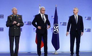 Nato-Generalsekretär Jens Stoltenberg (r) begrüßt den stellvertretenden russischen Außenminister Alexander Gruschko (M) und den stellvertretenden russischen Verteidigungsminister Alexander Fomin in Brüssel. - Foto: Olivier Hoslet/Pool EPA/AP/dpa