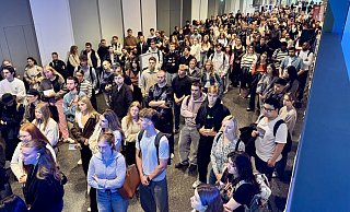 Die Studierenden versammeln sich zur Begrüßung im Hauptgebäude der HSBI. - Peter Unger