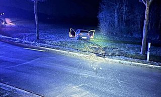 Das Fahrzeug der 21-Jährigen kam auf einem Feld neben der Straße zum Stehen. - FFW Höxter
