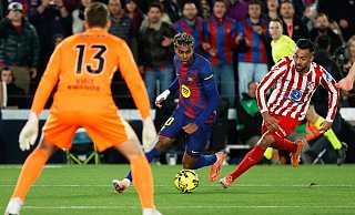 Barca-Star Lamine Yamal lieferte sich einige Zweikämpfe mit Atletico Madrids Carlos Martin. - Joan Monfort/AP/dpa