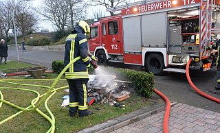 Die beschädigten Einzelteile der Küche wurden im Freien noch einmal von den Einsatzkräften abgelöscht. - Andreas Eickhoff