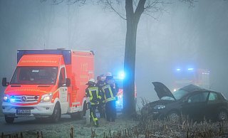 Mutter und Baby (5 Monate alt) werden bei einem Glätteunfall an der Karl-Triebold-Straße gegen einen Baum geschleudert und verletzt. - Sarah Jonek
