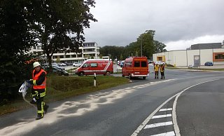 Viel Arbeit für die Feuerwehr: Eine lange Ölspur auf der B 252 führte gestern zu Verkehrsbehinderungen. Foto: Josef Köhne - Josef Köhne