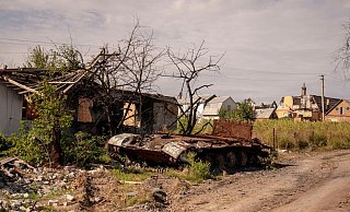Ein zerstörter russischer Panzer in der Nähe von Charkiw. - David Ryder/ZUMA Press Wire/dpa