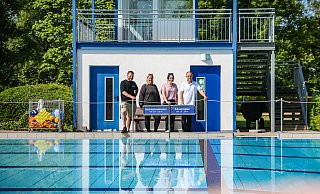 Rettungsschwimmer Ilyas Cengiz (von links), Elverdissens Badleiterin Jennifer Weiß sowie Marina Scelinski und Markus Diering hoffen auf eine tolle Freibadbadsaison in Herford. - Daniel Salmon