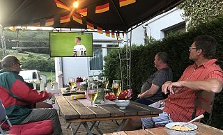 Gut gekämpft aber gegen mauernde Franzosen verloren. Das erste EM-Spiel der Deutschen war spannend – und immerhin hat die Elf um Jögi Löw ein Tor mehr geschossen als die Franzosen. - Privat
