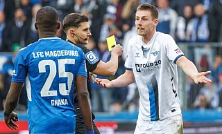 Bereits 18 Spieler des SC Paderborn wurden in dieser Zweitligasaison bereits mit einer Gelben Karte verwarnt. - picture alliance/dpa