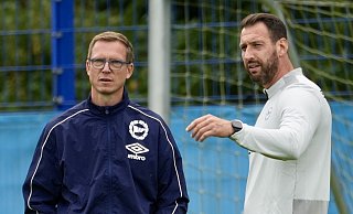 "Michael, buch schonmal den Flieger." DSC-Coach Mitch Kniat (r.) hat Wünsche an seinen Sportchef, die der nicht erfüllen kann. - Peter Unger