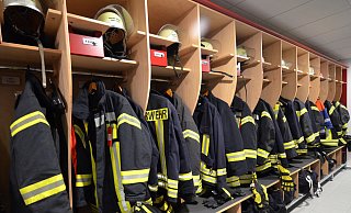 Mannschaftsräume: Die Schutzausrüstung der Feuerwehrleute hängt griffbereit am Haken. - Birgit Vredenburg