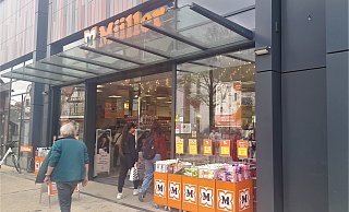 Großeinsatz der Polizei im Drogeriemarkt Müller: Mitarbeiter wurden mit Pfefferspray besprüht. - Simone Flörke