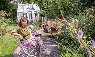 Die Paderbornerin Brigitte Bergschneider genießt die Zeit in ihrem Garten, der im Jahr 2000 angelegt und seitdem fortwährend weiter entwickelt wurde. - Niklas Tüns