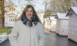 Staatsbad-Geschäftsführerin Beate Krämer vor den Hütten des Westfälischen Geschenkemarktes. - Ulf Hanke