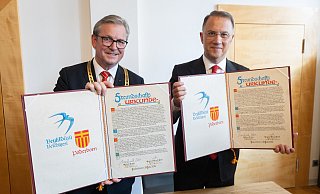 Im Juli 2024 haben in Paderborn Bürgermeister Michael Dreier (l.) und Mehmet Murat Çalik, Bürgermeister in Beylikdüzü, die Freundschaftsurkunde unterzeichnet. - Niklas Tüns (Archivfoto)