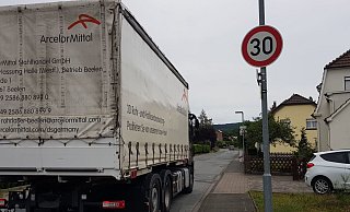Auf der Kreisstraße in Künsebeck wird es oft sehr eng. - Uwe Pollmeier