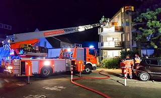 Feuerwehr und Polizei retteten die Bewohner aus den Wohnungen des Neun-Familienhauses. - Feuerwehr Gütersloh