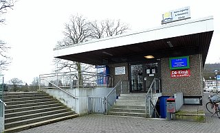 Das Bahnhofsgebäude in Höxter hat schon einige Jahre hinter sich. Geht es nach der Stadt Höxter soll es bis zur Landesgartenschau abgerissen und durch einen Neubau ersetzt werden. - Michaela Bast