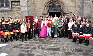 Weihbischof Matthias König, MdB Christian Haase, MdL Matthias Goeken, Landrat Michael Stickeln und Bürgermeister Johannes Schlütz nahmen für das „Familienfoto“ der NKG Aufstellung. - Josef Köhne