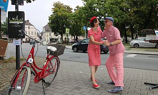 Das Tanzduo Kathi und Maty tanzt während des Parking-Days in Schloß Neuhaus in einer Parkbucht. - Sebastian Beeg