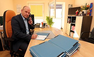 Szene nachgestellt: Mario Ermisch sitzt in seiner Kanzlei am Schreibtisch und denkt an den emotionalsten Moment seiner Laufbahn zurück. Das Telefon spielte dabei eine wichtige Rolle. Foto: Wolfgang Rudolf - Wolfgang Rudolf