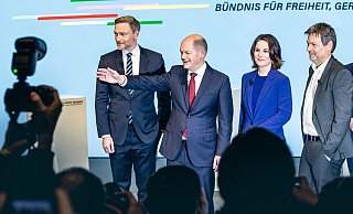 Christian Lindner (v.l., FDP), Olaf Scholz (SPD), Annalena Baerbock (Buendnis 90 Die Gruenen) und Robert Habeck (Bündnis 90/Die Gruenen) wollen zukünftig gemeinsam regieren. - picture alliance / photothek