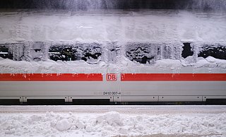 Ein verschneiter ICE steht im Bahnhof - Schnee und gefrorene Oberleitungen bereiten auch in OWL Probleme. - picture alliance/dpa