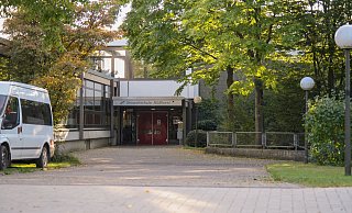 Etwa 1.500 Schüler, Lehrkräfte und Mitarbeiter der Gesamtschule in Hüllhorst mussten am Dienstag einen Corona-Test machen. - bru