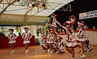 Die Kinderprinzengarde begeistert mit ihrer akrobatischen Choreographie. - Johanna Werth