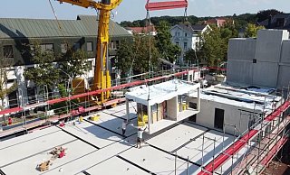 Blick von oben: Die Module für die 39 Wohnungen werden fix und fertig angeliefert und vor Ort zusammengesetzt. - Solidbox