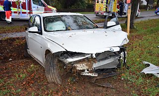 Das völlig zerstörte Auto. - Polizei Herford