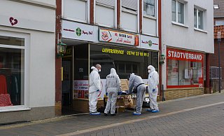 Die Einsatzkräfte der Spurensicherung am Freitagmittag in der Lübbecker Bäckerstraße - Melina Koch