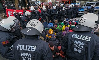 Unter anderem mit Straßenblockaden wollten Anti-Nazi-Demonstranten ihremProtest Nachdruck verleihen. Die Blockade wurde als Spontandemo eingestuft. Hier wurde demnach keine Straftat registriert. - Andreas Zobe