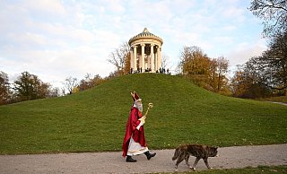 Ein Nikolaus spaziert durch den Englischen Garten. - Felix Hörhager/dpa