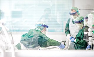 Mediziner und Pflegekräfte haben bei der Bahndlung von Covid-19-Patienten engen Kontakt zu den Infizierten. Das Infektionsrisiko ist groß. - picture alliance