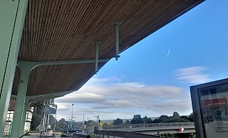 Die Halterung am Bahnsteig am Höxteraner Bahnhof ist da - aber sie hält nichts. - Simone Flörke