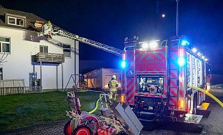 Aufgrund des Feuers im Treppenhaus des Mehrfamilienwohnhauses wurden drei Bewohner über die Drehleiter gerettet. - Ralph Meyer