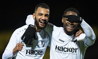 Das Duo des Hinspiels: Yassin Ibrahim (l.) sorgte nach herausragender Vorarbeit von Ba-Muaka Simakala im vergangenen September für das 1:0-Siegtor des SV Rödinghausen gegen den SV Bergisch Gladbach. - Noah Wedel