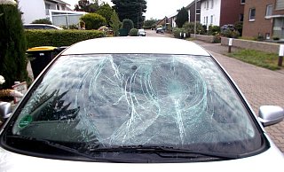 An diesem in der Möwenstraße abgestellten VW Golf wurde die Frontscheibe demoliert. - Polizei Minden-Lübbecke